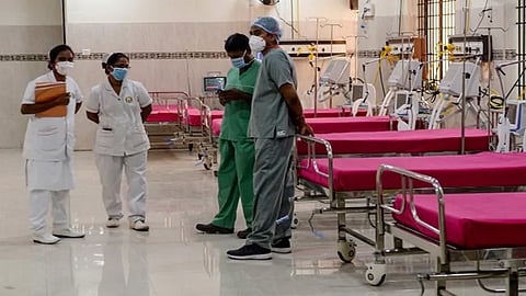 कोरोनाच्या रुग्णांवर उपचार करणाऱ्या कर्मचाऱ्यांना मिळणार एक महिन्याचा जादा पगार