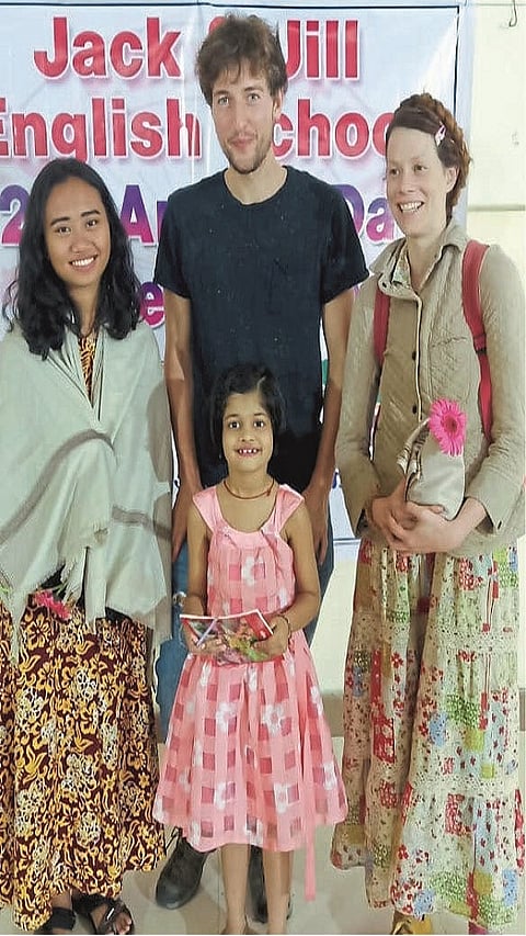 पाली : जॅक ॲण्ड जिल स्कूलच्या वार्षिक स्नेहसंमेलनात आलेले परदेशी पाहुणे.