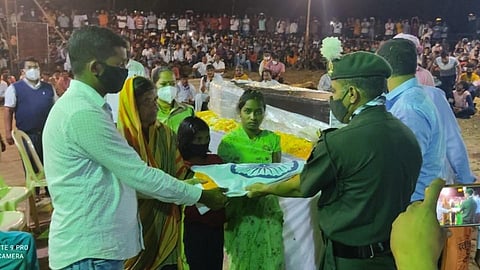 ‘भारत माता की जय’च्या घोषणा देत साश्रू नयनांनी ग्रामस्थांनी दिला जवानाला निरोप