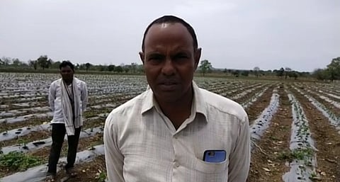 यवतमाळ : आपल्या शेतात शेतकरी वैभव कल्यामवार.