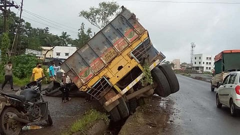 ...म्हणून पुणे-मुंबई महामार्गावर वाहतूक कोंडी झाली