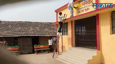 grampanchayt cut the name of former cm kannamwar on social hall in pombhurna of chandrapur