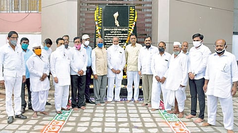 'चले जाव' मोर्चाच्या स्मृतिस्तंभास कऱ्हाडकरांचे अभिवादन