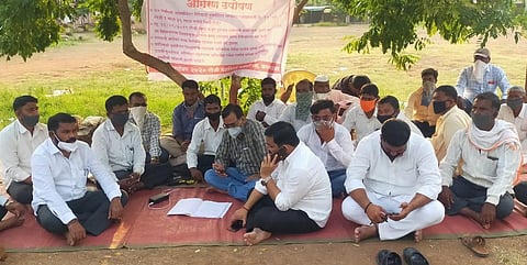 Ritewadi villagers have started an indefinite fast in front of Karmala tehsil office