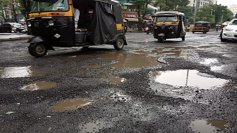 शहरातील रस्त्यांवर मोठ्या प्रमाणात खड्डे पडले आहेत.