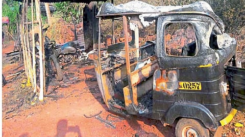 four vehicle destroyed in fire from rajapur ratnagiri