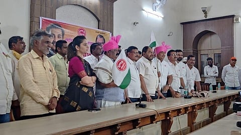 Hundreds of Shiv Sena and BJP workers join Swabhimani Shetkari Sanghatana kolhapur political marathi news
