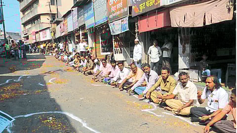 kolhapur carrier federation protest on road.gif
