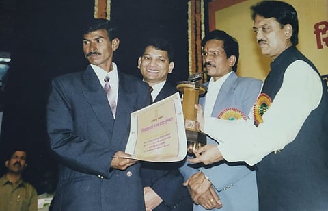 मुंबई : तत्कालिन मुख्यमंत्री विलासराव देशमुख यांच्या हस्ते शिवछत्रपती क्रीडा पुरस्कार स्वीकारताना प्रवीण वहाले.