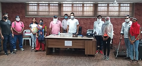 जिल्हा क्रीडाधिकारी अविनाश पुंड यांच्यासोबत शिष्टमंडळातील सदस्य.