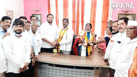 पाहा व्हिडीओ : गावच्या सर्वांगीण विकासासाठी गट- तट विसरून झाली सरपंच निवड