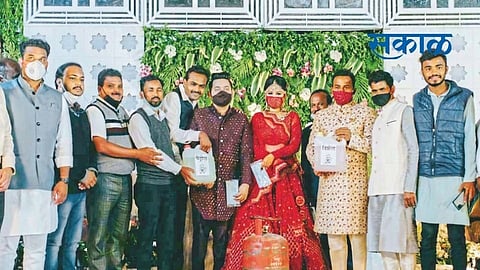 Gift of petrol and diesel gas cylinder at the wedding of the ministers son