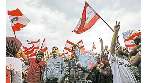 करवाढीच्या आणि भ्रष्टाचाराच्या निषेधार्थ लेबनॉनमध्ये झालेली उग्र निदर्शने.