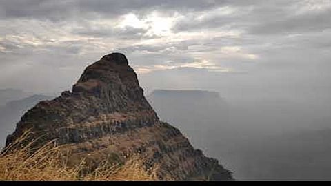 lingana fort trek complete by one teacher team in sangli