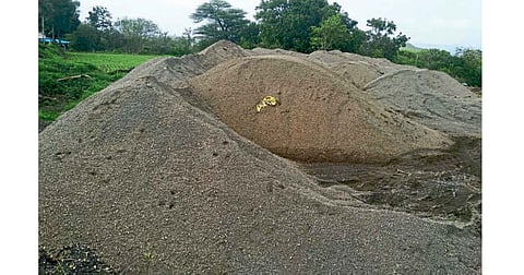 The traffickers caught by the sand smugglers disappeared from the premises of Tahsil