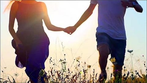 Minor girl elopes with lover after poisoning family in UP
