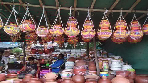 बाजारात विविधरंगी हंड्या दाखल