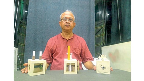 माधव सहस्रबुद्धे यांनी तयार केलेली यंत्रांची कागदी मॉडेल्स.