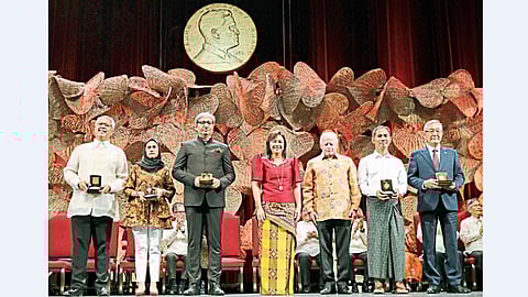 मनिला - भारतीय पत्रकार रवीशकुमार यांच्यासह म्यानमारचे को स्वे विन, थायलंडच्या अंगखान नीलापैजीत, फिलिपिन्सचे रेयमुंडो पुजांते कायाबयाब आणि दक्षिण कोरियाचे किम जोंग-की यांना 2019च्या रॅमेन मॅगसेसे पुरस्कारांनी सन्मानित करण्यात आले.