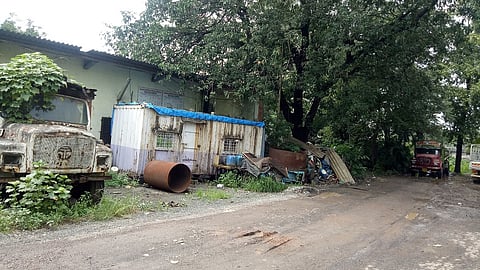 एमआयडीसीतील कर्मचारी वसाहतीत कचऱ्याचे साम्राज्य पसरले आहे.