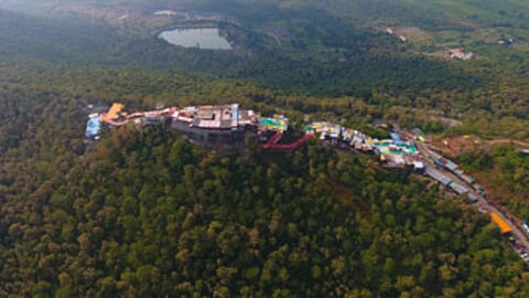 माहूरगड (जि. नांदेड) : पुसद येथील वाचक नितीन अजमिरे यांनी ड्रोनने टिपलेला माहूर गडावरील विलोभनीय दृश्य.