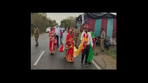 groom come with family police call bride and did marriage on checkpost at uttarakhand