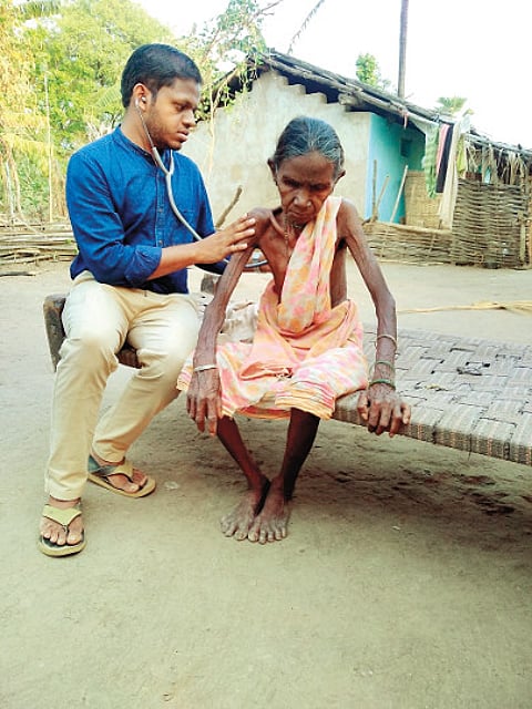 गडचिरोली ः जिल्ह्यातील ग्रामीण भागात रुग्ण महिलेच्या घरी जाऊन तपासणी करताना डॉ. मयूर भानारकर.