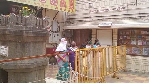 चिंचवड : संकष्ट चतुर्थीनिमित्त मोरया गोसावी मंदिरात भाविकांनी असे घेतले दर्शन