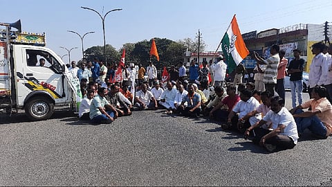 farmers block national highway six to support bharat bandh agitation in teosa of amravati