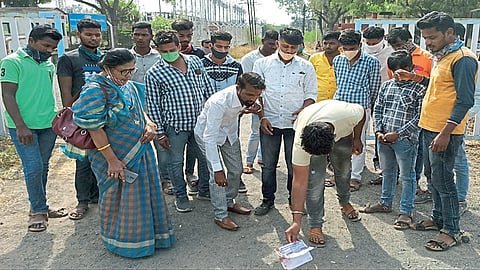 ..अखेर 'ग्राहक प्रबोधन'चे आश्वासनानंतर आंदोलन मागे; दहिवडीत 'महावितरण' विरोधात ठिय्या