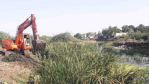 नांदेड महापालिकेने नाल्यांची सफाई सुरू केली आहे.