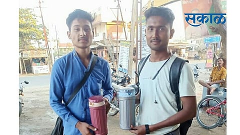 The siblings found a way out of the crisis earn thousands rs a month from tea sales