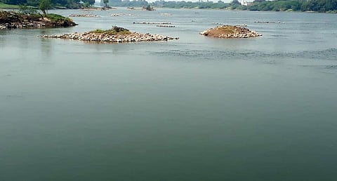 निरवांगीच्या बंधाऱ्याचे ढापे गेले वाहून; 'नीरा'चा पाणीसाठा होतोय कमी