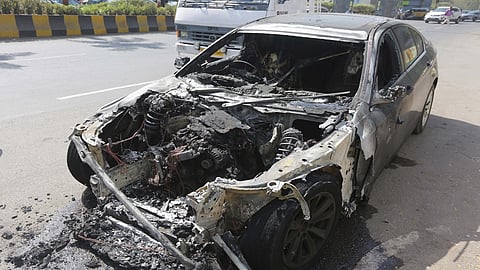 नवी कोरी बीएमडब्ल्यू भररस्त्यात जळून खाक...