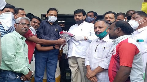 नांदेड - जिल्ह्यात आणखी एक अद्ययावत बहुउद्देशीय क्रीडा संकुलास मान्यता दिल्याबद्दल सर्व क्रीडा संघटनातर्फे पालकमंत्री व जिल्हाधिकारी यांचे आभार मानण्यात आले.