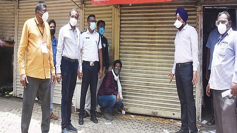 नांदेड ः महापालिकेच्या पथकाने बुधवारी १३ दुकाने सील केली.