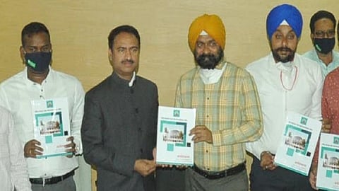 नांदेड - आयुक्त डॉ. सुनील लहाने यांनी बुधवारी महापालिकेचा अर्थसंकल्प स्थायी समितीचे सभापती विरेंद्रसिंग गाडीवाले यांना सादर केला.