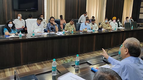 नांदेड - पालकमंत्री अशोक चव्हाण यांच्या प्रमुख उपस्थितीत सोमवारी कोरोना संसर्गाच्या नियंत्रणासाठी आढावा बैठक घेण्यात आली.