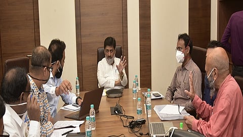 नांदेड - पालकमंत्री अशोक चव्हाण यांच्या प्रमुख उपस्थितीत कौठ्यातील क्रीडा संकुलाबाबत मुंबईत बैठक घेण्यात आली.