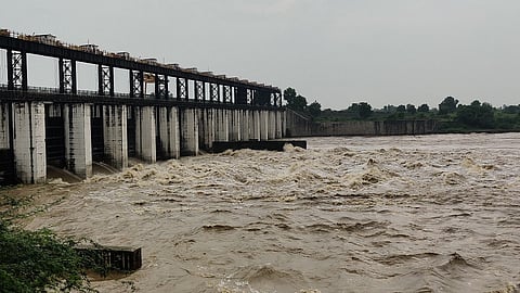 नांदेड -  डॉ. शंकरराव चव्हाण विष्णुपुरी प्रकल्पाचे नऊ दरवाजे उघडून गोदावरी नदीत विसर्ग सुरू आहे.