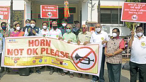 टिळक चौक - ‘नो हाँकिंग डे’ उपक्रमादरम्यान ध्वनिप्रदूषणाबाबत जनजागृती करताना कार्यकर्ते.