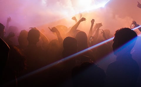 पोलिस ठाण्याशेजारीच पूल पार्टीचा धिंगाणा