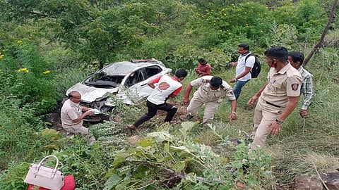 पसरणी घाटात कार कोसळून एक ठार, तर दोघे जखमी