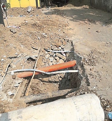 सदानंद हॉटेलशेजारील रस्त्याची दुरवस्था