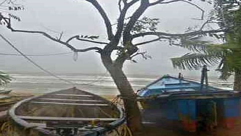 changing the rainy atmosphere increases the problem of fishing person in ratnagiri and konkan area