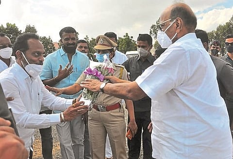 All-party activists around Pawar; Picture of Atpadi tour