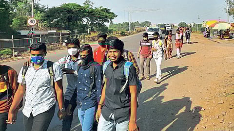 शिक्षणासाठी पाच किलोमीटर पायपीट; कऱ्हाडला एसटीअभावी शेकडो विद्यार्थ्यांची गैरसोय