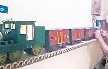 रिक्षाचालकाने कोरोनाचा काळात छंद जोपासला; टाकाऊ वस्तूंपासून बनवली पीजे रेल्वेचे प्रतीकृती !