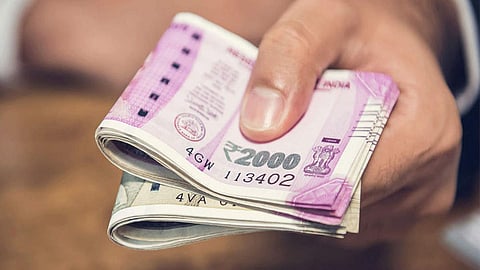 काशी विश्वेश्वर मंदिरात वृध्दाचा असाही प्रामाणिकपणा; सापडलेले पैसे केले पोलिसांना परत