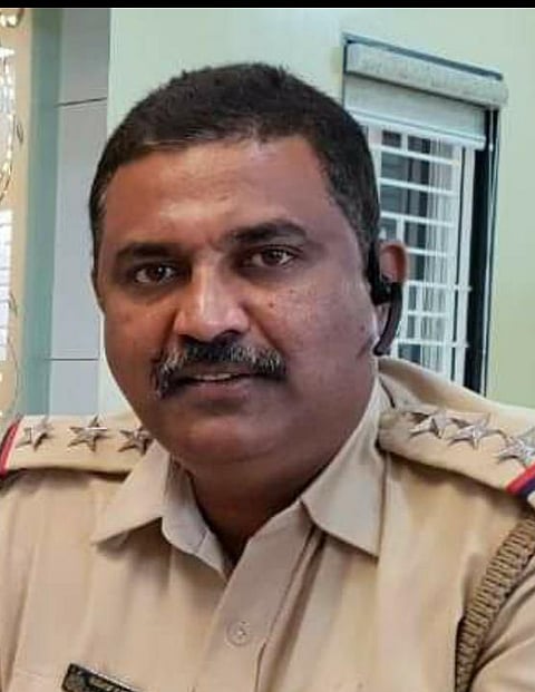 police inspector help to transgender community in nipani